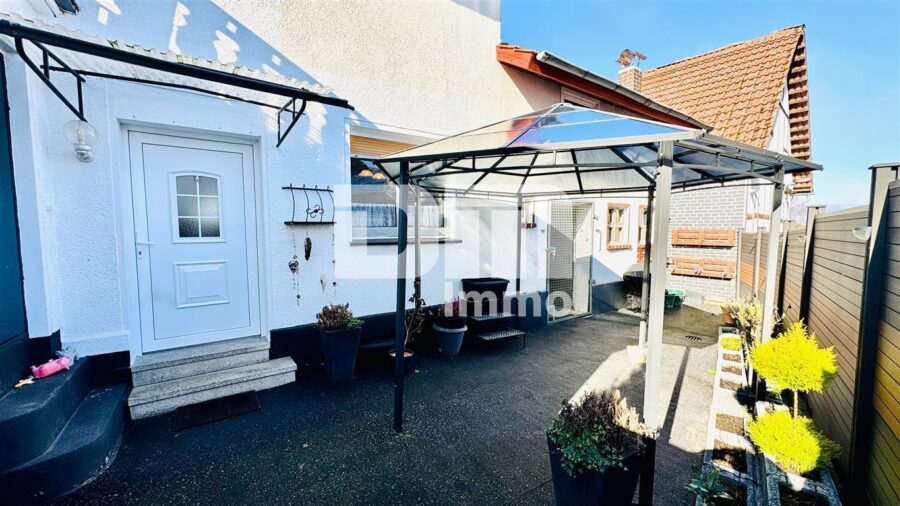 (R)eserviert!Stilvoll modernisiertes Einfamilienhaus mit Garage + Nebengebäude und Terrasse - Seitenansicht / Terrasse / Eingang + Nebengebäude